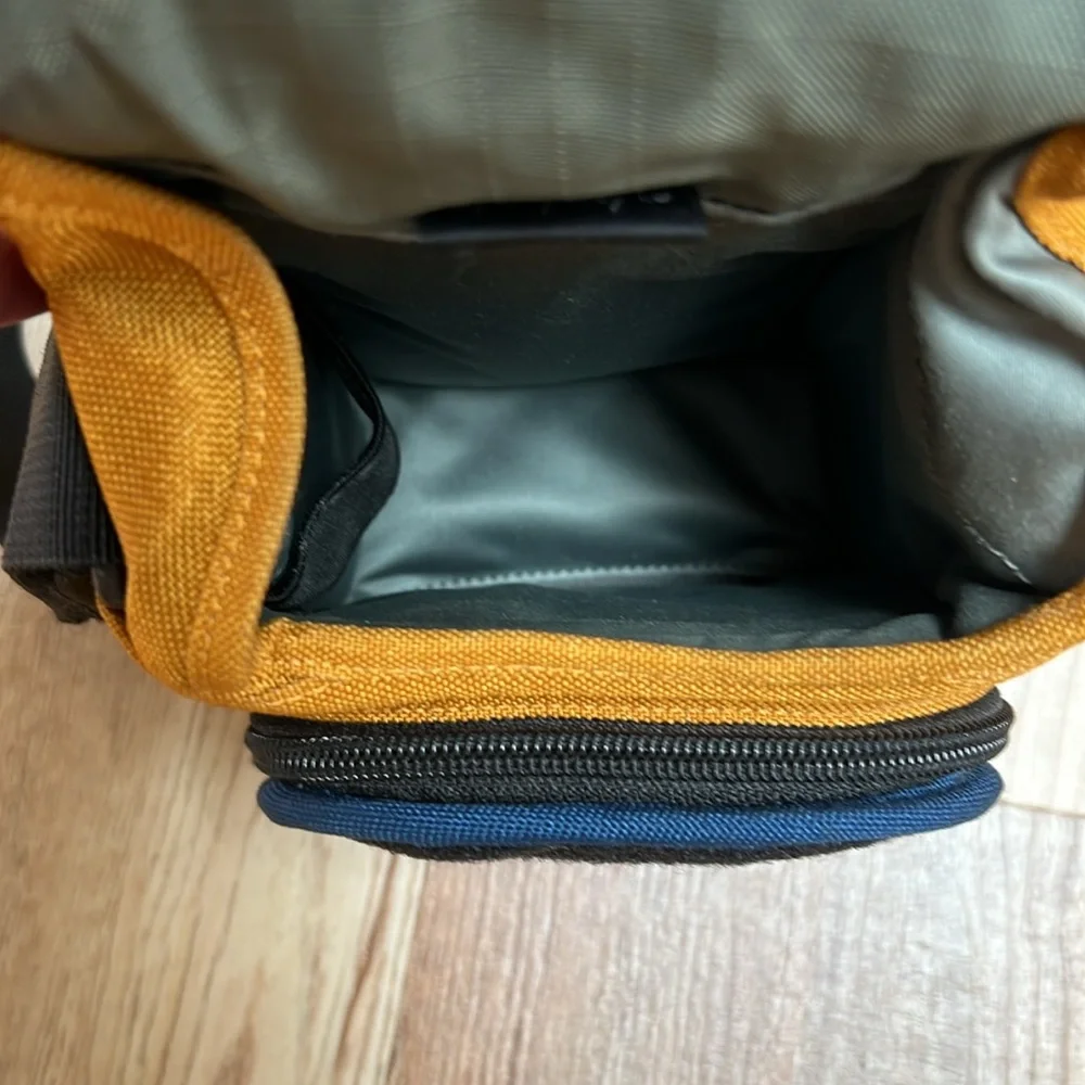 Crumpler Digits Sporty Guy Digital Camera Bag 0.6 Blue / Orange EUC